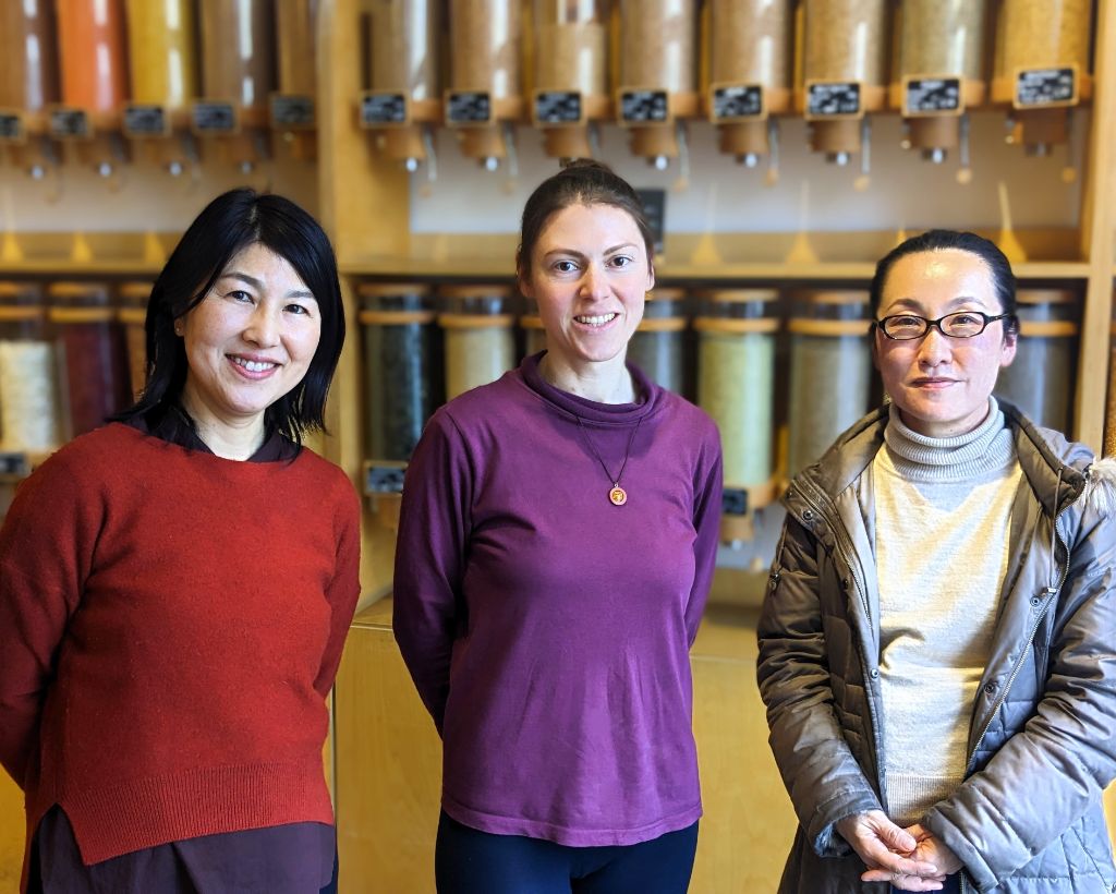 Foto mit Ramona und den Besucherinnen aus Japan bei rutaNatur in Augsburg